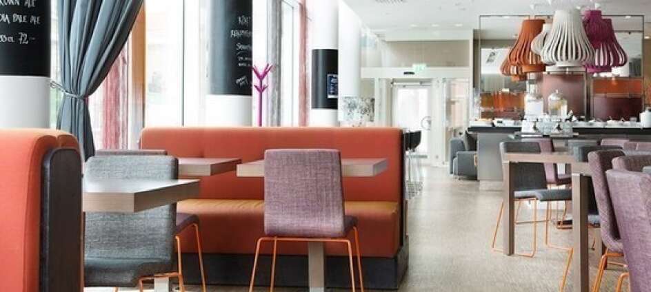 In der 300 m² großen Lobby und Bar können Sie sich bei einem Getränk entspannen.

