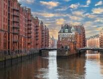 Hamburg begeistert seine Besucher mit einer riesigen Auswahl an Sehenswürdigkeiten wie der Speicherstadt.