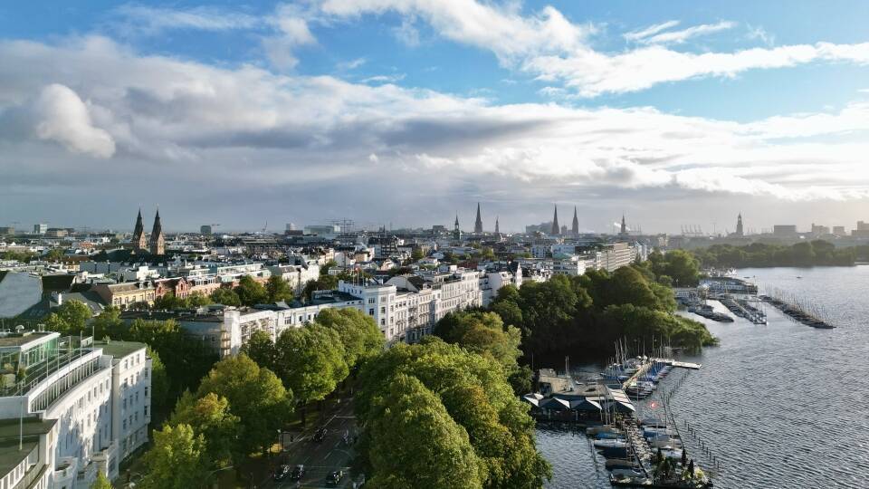 Das Hotel liegt im beliebten Hamburger Stadtteil St. Georg/Hohenfelde, nur einen kurzen Spaziergang von der Alster entfernt.