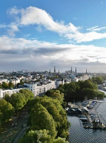 Hotellet ligger i den populära stadsdelen St. Georg/Hohenfelde i Hamburg, bara en kort promenad från sjön Alster.