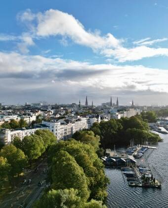 Hotellet ligger i den populära stadsdelen St. Georg/Hohenfelde i Hamburg, bara en kort promenad från sjön Alster.