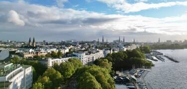 Hotellet ligger i den populära stadsdelen St. Georg/Hohenfelde i Hamburg, bara en kort promenad från sjön Alster.