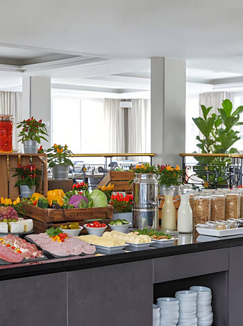 Frukosten serveras med live-matlagning med regionala och internationella specialiteter.