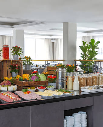 Frokosten består av live-matlaging med regionale og internasjonale spesialiteter.