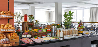 Frukosten serveras med live-matlagning med regionala och internationella specialiteter.