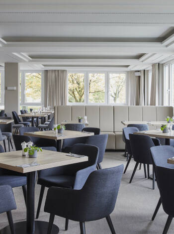 Hotellets restaurang erbjuder live-matlagning med regionala och internationella specialiteter.