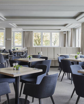 Hotellets restaurang erbjuder live-matlagning med regionala och internationella specialiteter.