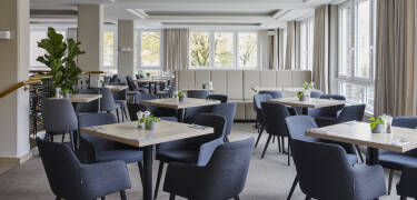 Hotellets restaurang erbjuder live-matlagning med regionala och internationella specialiteter.