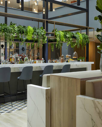 Slapp av med en cocktail i den innbydende loungebaren.