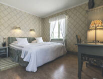 Nogle af værelserne er indrettet med et décor fra århundredeskiftet med smukke detaljer.