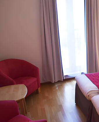 Die Zimmer sind alle mit Bad und Haartrockner sowie mit Klimaanlage, Minibar, bequemen Betten, Sitzbereich und TV ausgestattet.
