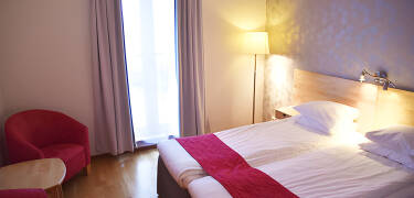 Die Zimmer sind alle mit Bad und Haartrockner sowie mit Klimaanlage, Minibar, bequemen Betten, Sitzbereich und TV ausgestattet.