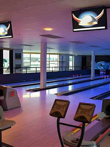 Utmana ressällskapet på en runda bowling i hotellets egna bowlinghall.