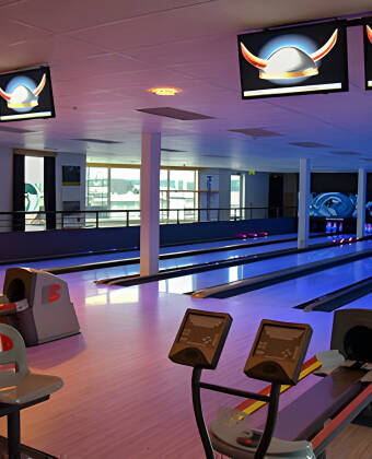 Das Hotel hat z. B. einen Innenpool, eine Sauna, einen Fitnessraum, eine Kegelbahn und sogar eine Golfhalle.