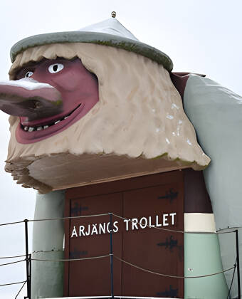 Es ist nur ein kurzer Spaziergang zum Wahrzeichen der Stadt, dem Årjängstrollet, einer großartigen Trollskulptur.