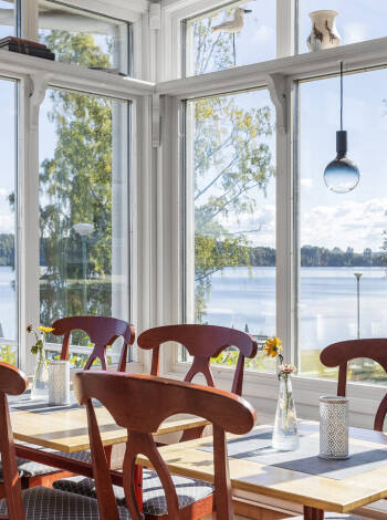 Das Hotelrestaurant hat Panoramafenster mit Blick auf den Frykensee. Sie können sowohl das Frühstück als auch das Abendessen vor der herrlichen Aussicht genießen!