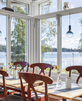 Hotellets restaurant har panoramavinduer med utsikt over innsjøen Fryken. Her kan du nyte både frokost og middag med den nydelige utsikten!