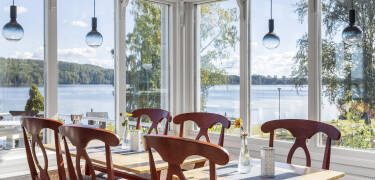 Hotellets restaurant har panoramavinduer med utsikt over innsjøen Fryken. Her kan du nyte både frokost og middag med den nydelige utsikten!