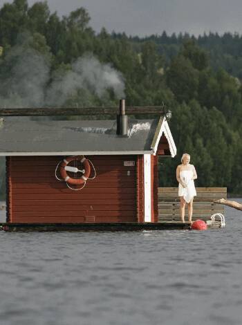 Badstuflåten på Hotell Frykenstrand byr på en unik opplevelse, med en kombinasjon av beroligende varme og den forfriskende kjøligheten fra innsjøen Fryken, mens du flyter omringet av fantastisk natur.