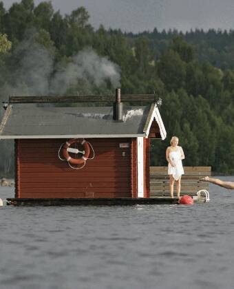 Badstuflåten på Hotell Frykenstrand byr på en unik opplevelse, med en kombinasjon av beroligende varme og den forfriskende kjøligheten fra innsjøen Fryken, mens du flyter omringet av fantastisk natur.