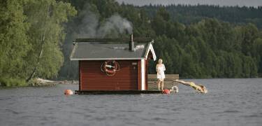 Hotell Frykenstrands bastuflotte erbjuder en unik upplevelse på Frykensjön, omgivna av vacker natur.