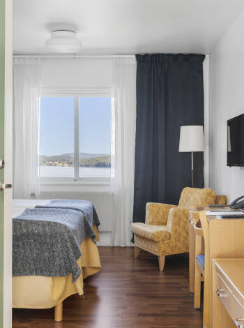 På koselige Hotell Frykenstrand er hvert rom unikt innredet, og det finnes til og med rom med utsikt over innsjøen.
