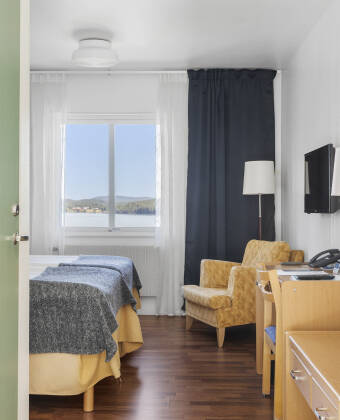 På koselige Hotell Frykenstrand er hvert rom unikt innredet, og det finnes til og med rom med utsikt over innsjøen.
