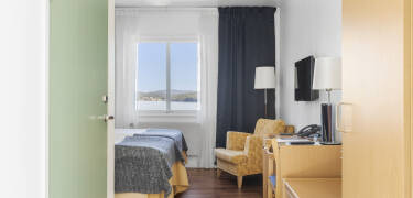 På koselige Hotell Frykenstrand er hvert rom unikt innredet, og det finnes til og med rom med utsikt over innsjøen.