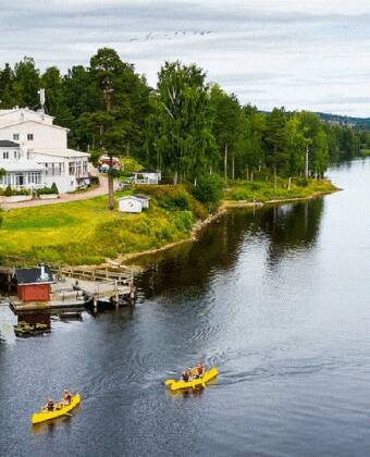 Genießen Sie Kanufahren, Schwimmen, Paddelboarding oder Angeln im klaren Wasser des Sees.