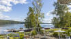 Hotell Frykenstrand har en placering lige ved søen med en stor have og terrasse med udsigt over vandet.