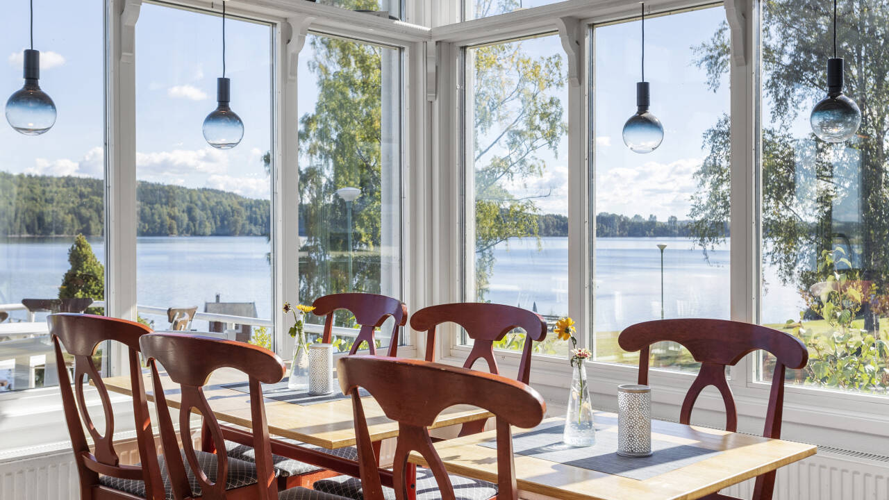 Hotellets restaurant har panoramavinduer med udsigt over Frykensøen. Du kan nyde både morgenmad og aftensmad foran den fantastiske udsigt!