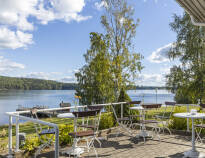 Hotell Frykenstrand har en placering lige ved søen med en stor have og terrasse med udsigt over vandet.