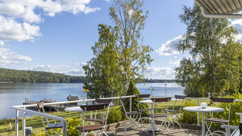 Hotell Frykenstrand har en placering lige ved søen med en stor have og terrasse med udsigt over vandet.