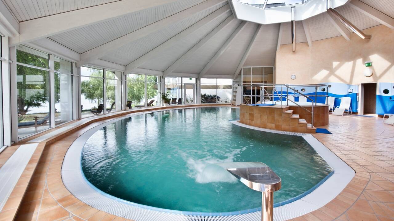 Forkæl jer selv i hotellets wellnessafdeling, som byder på indendørs pool, sauna og dampbad.