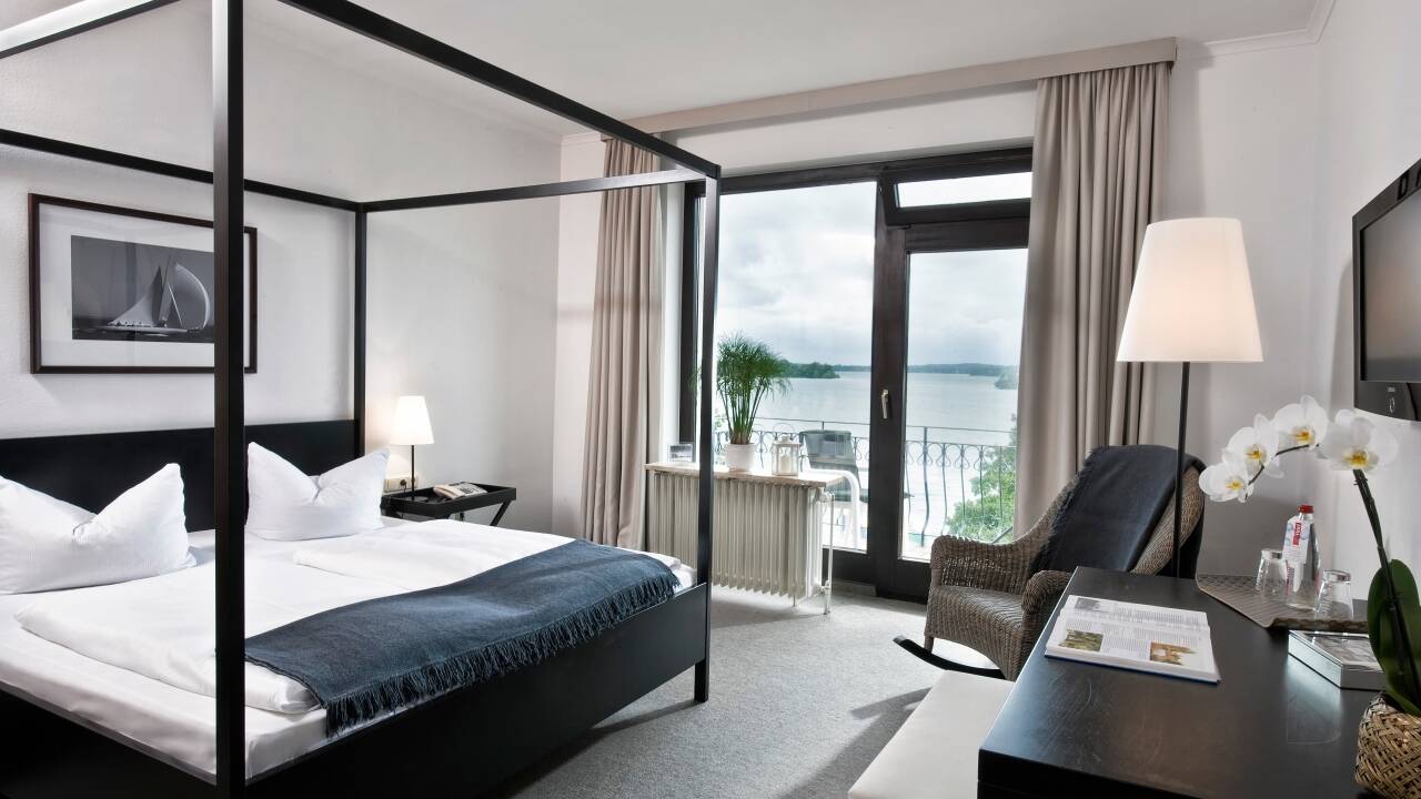 Hotellets værelser er lyse og moderne indrettede og kan bestilles enten med udsigt til landsiden eller søsiden.
