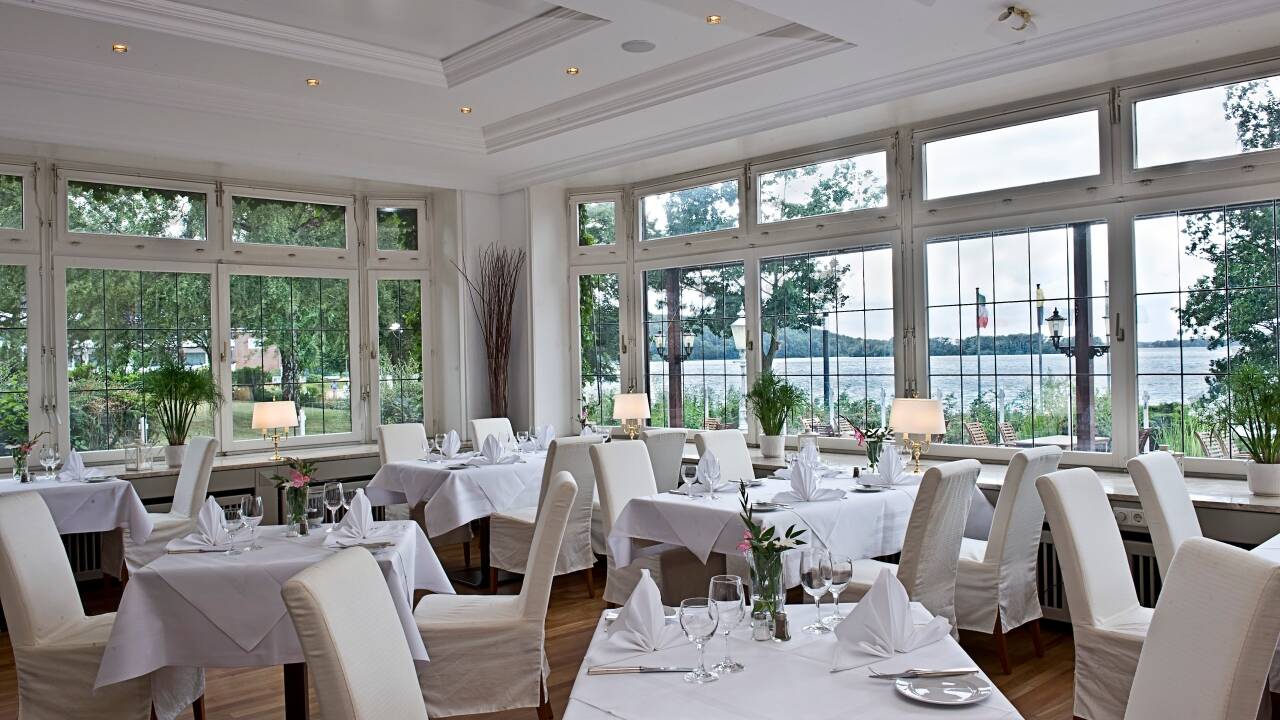 Spis middag i hotellets restaurant med en flott utsikt til sjøen Dieksee.