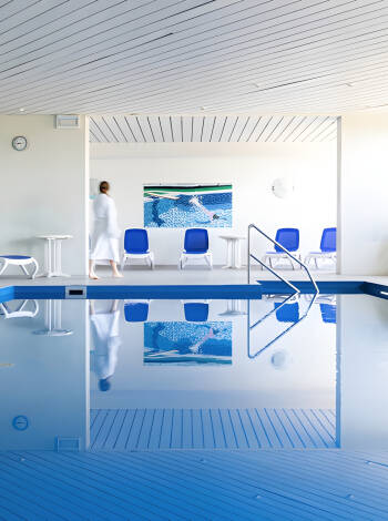 Avkoppling väntar dig på hotellets mysiga hälsoområde med pool och bastu.