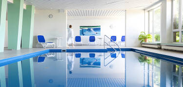 Entspannung wartet auf Sie im Hotel auch in dem gemütlichen Wellnessbereich mit Pool und Sauna.