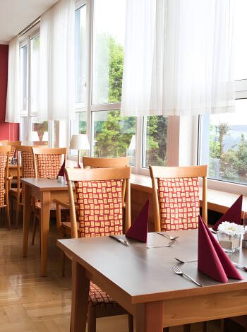 I restaurangen blir du bortskämd hela dagen med färska rätter, inklusive regionala specialiteter.