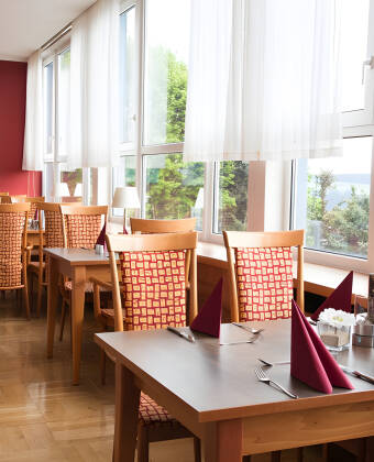 Im Restaurant werden Sie den ganzen Tag mit frischen, auch regionalen Gerichten und Spezialitäten verwöhnt.