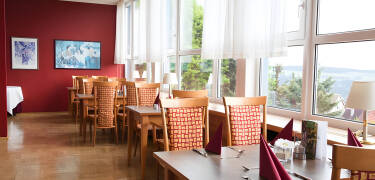 I restauranten blir du bortskjemt hele dagen med ferske retter, inkludert regionale spesialiteter.