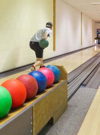 Hotellets bowlinghall ger lite extra rörelse.