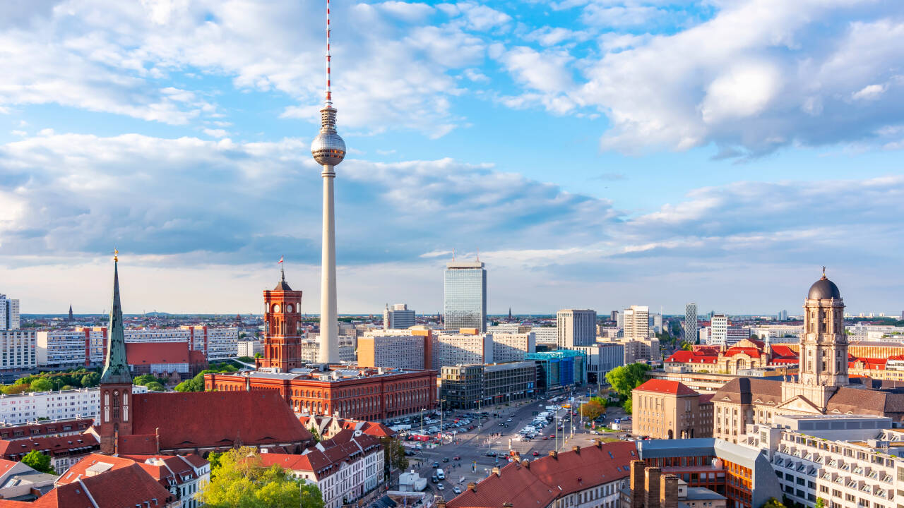 Udforsk alle de store seværdigheder: Berlinmuren, museumsøen, Berlin Katedralen og Brandenburger Tor.