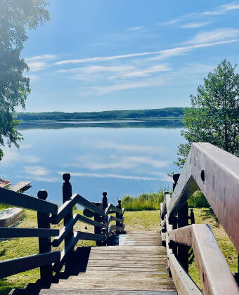 Bo omgiven av lugnt vatten och vacker natur på Morada Hotel am Mellensee med direkt tillgång till sjön.