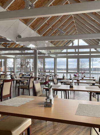 Dine with a view in the bright winter garden. The setting is both relaxed and scenic.