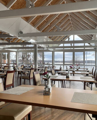 Dine with a view in the bright winter garden. The setting is both relaxed and scenic.