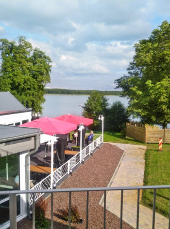 Njut av en härlig atmosfär på terrassen som är en perfekt plats att slå sig ner på när solen skiner eller med en drink på kvällen.