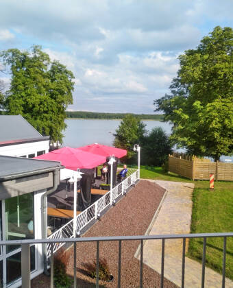 Genießen Sie die Seestimmung von der Terrasse – perfekt für einen ruhigen Drink am Abend.