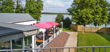 Take in the lake atmosphere from the terrace—perfect for a quiet drink in the evening.