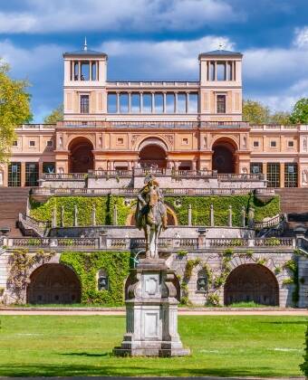 Die historischen Schlösser und Gärten von Potsdam sind in Reichweite und bieten einen ganzen Tag voller Sehenswürdigkeiten.